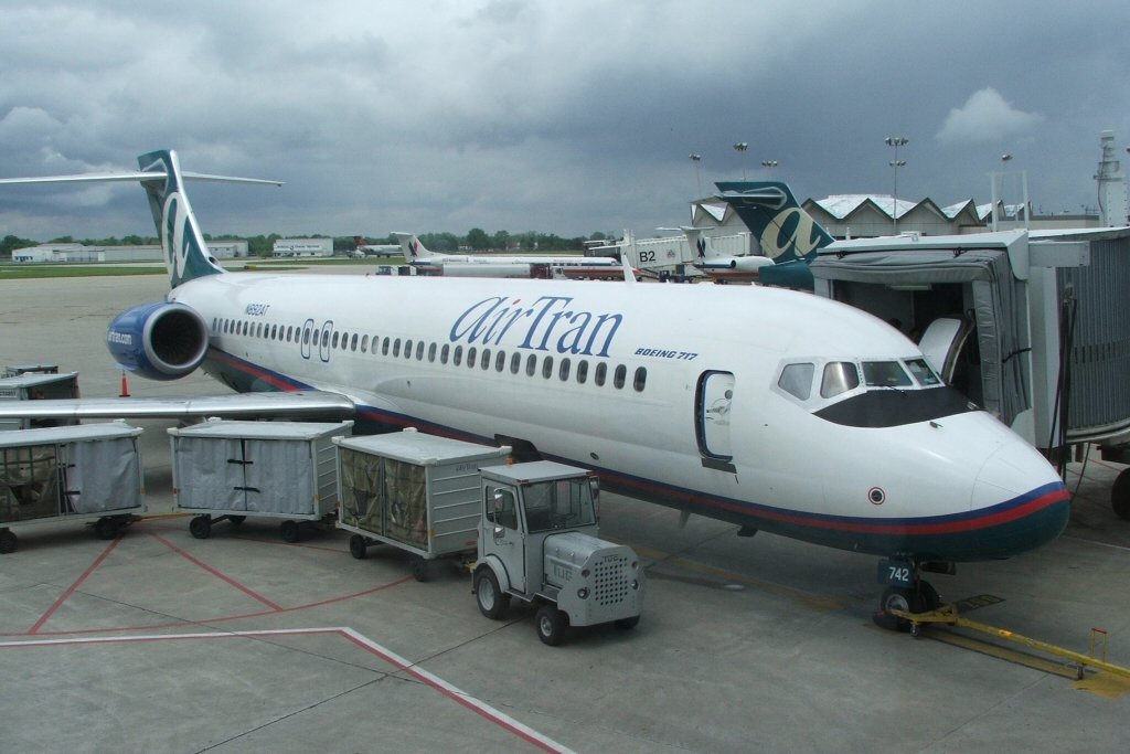 AirTran 717-200 2004 N892AT IND_20060514_01.jpg
