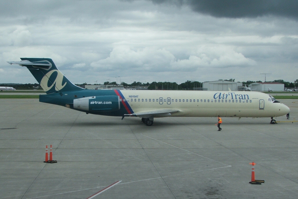 AirTran 717-200 N919AT IND_20060514_01.jpg