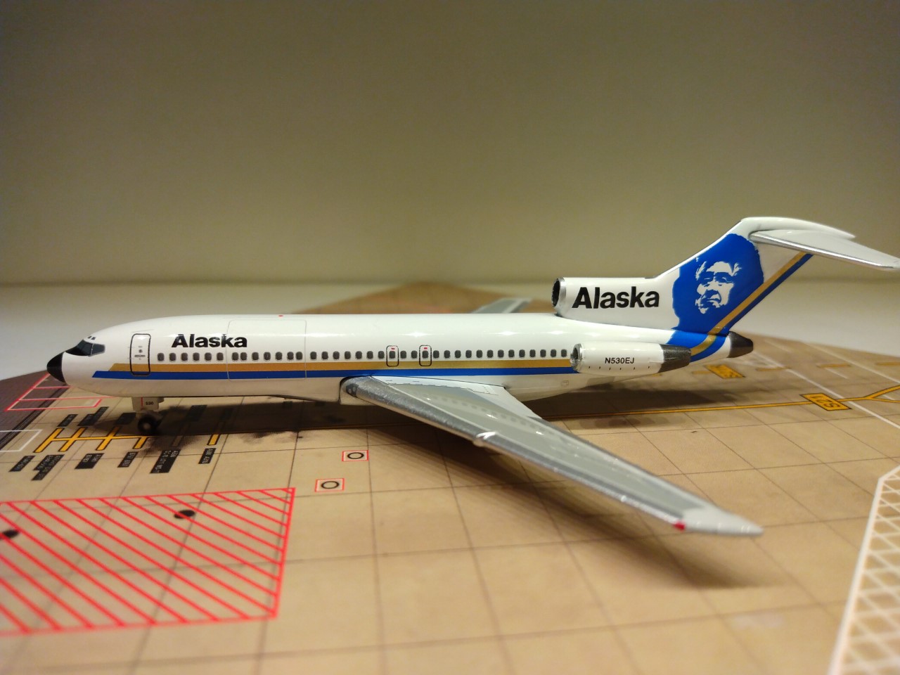 Alaska B727-155C N530EJ L.jpg