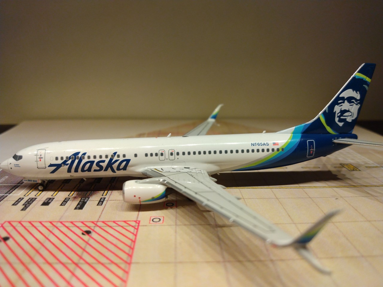 Alaska B737-890WL N565AS L.jpg