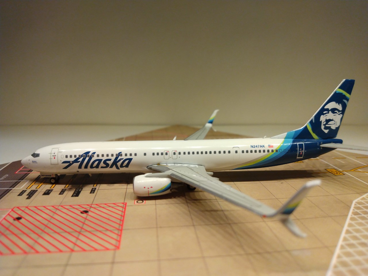 Alaska B737-990ERWL N247AK L.jpg