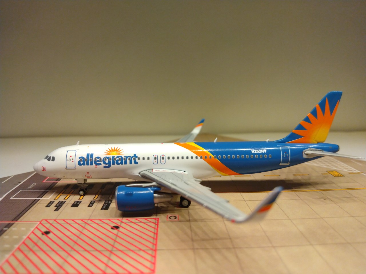 Allegiant A320-214WL N252NV L.jpg