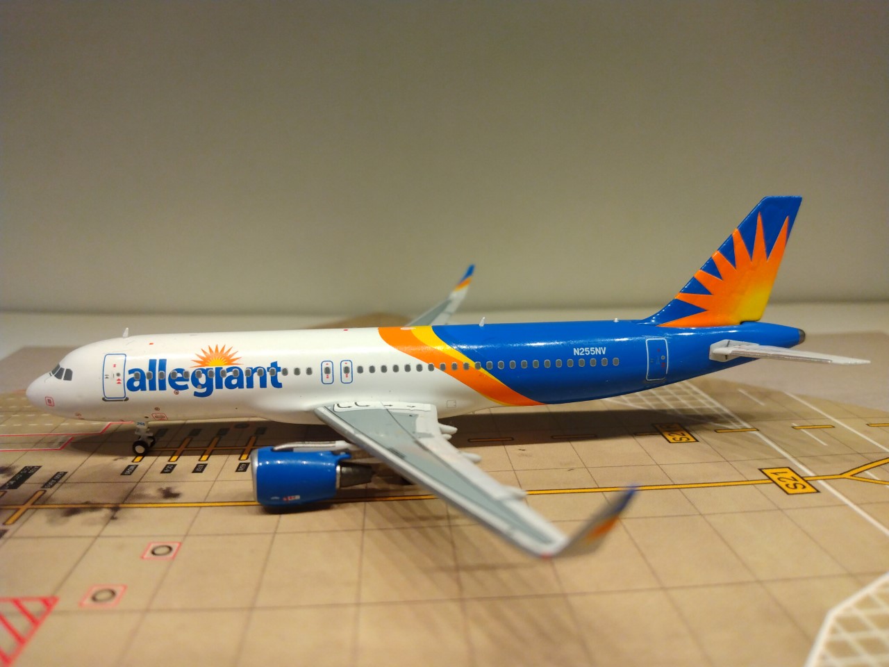 Allegiant A320-214WL N255NV L.jpg