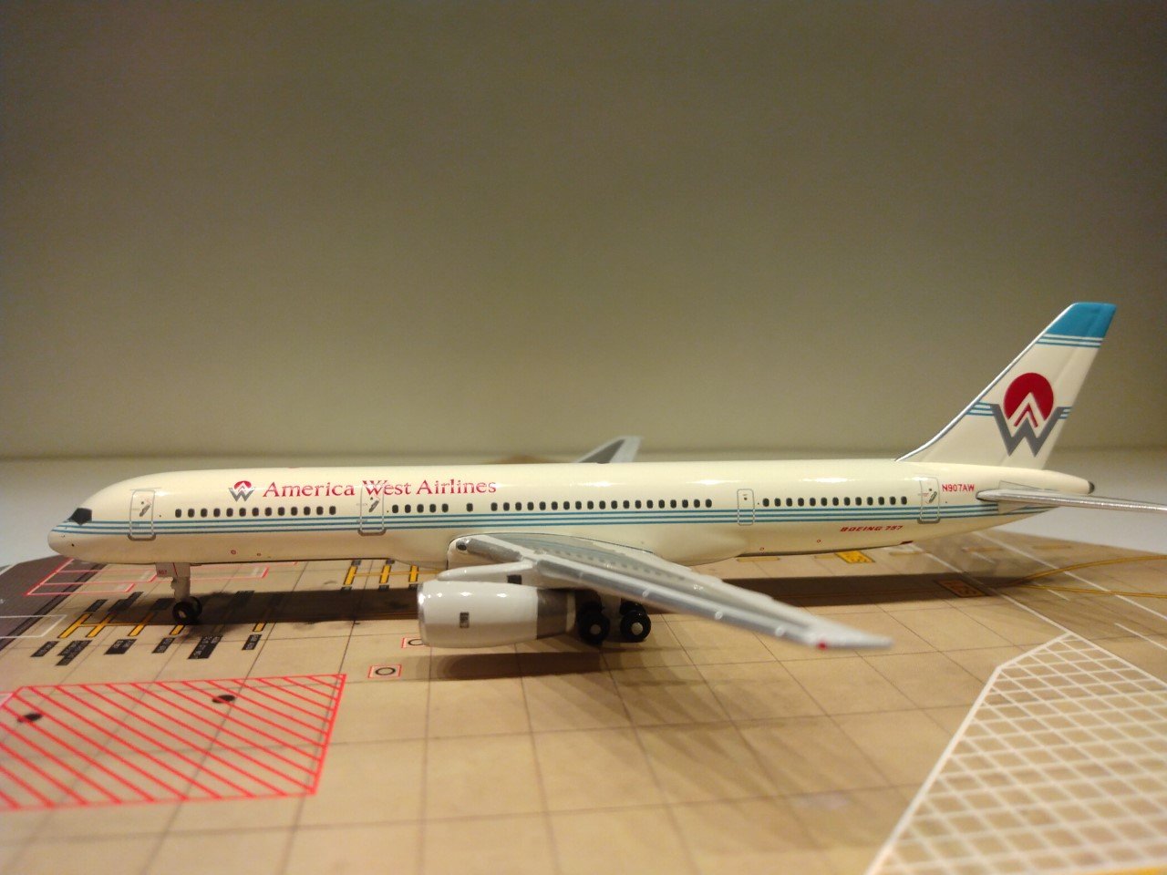 America West 757-200 1983 N907AW L.jpg