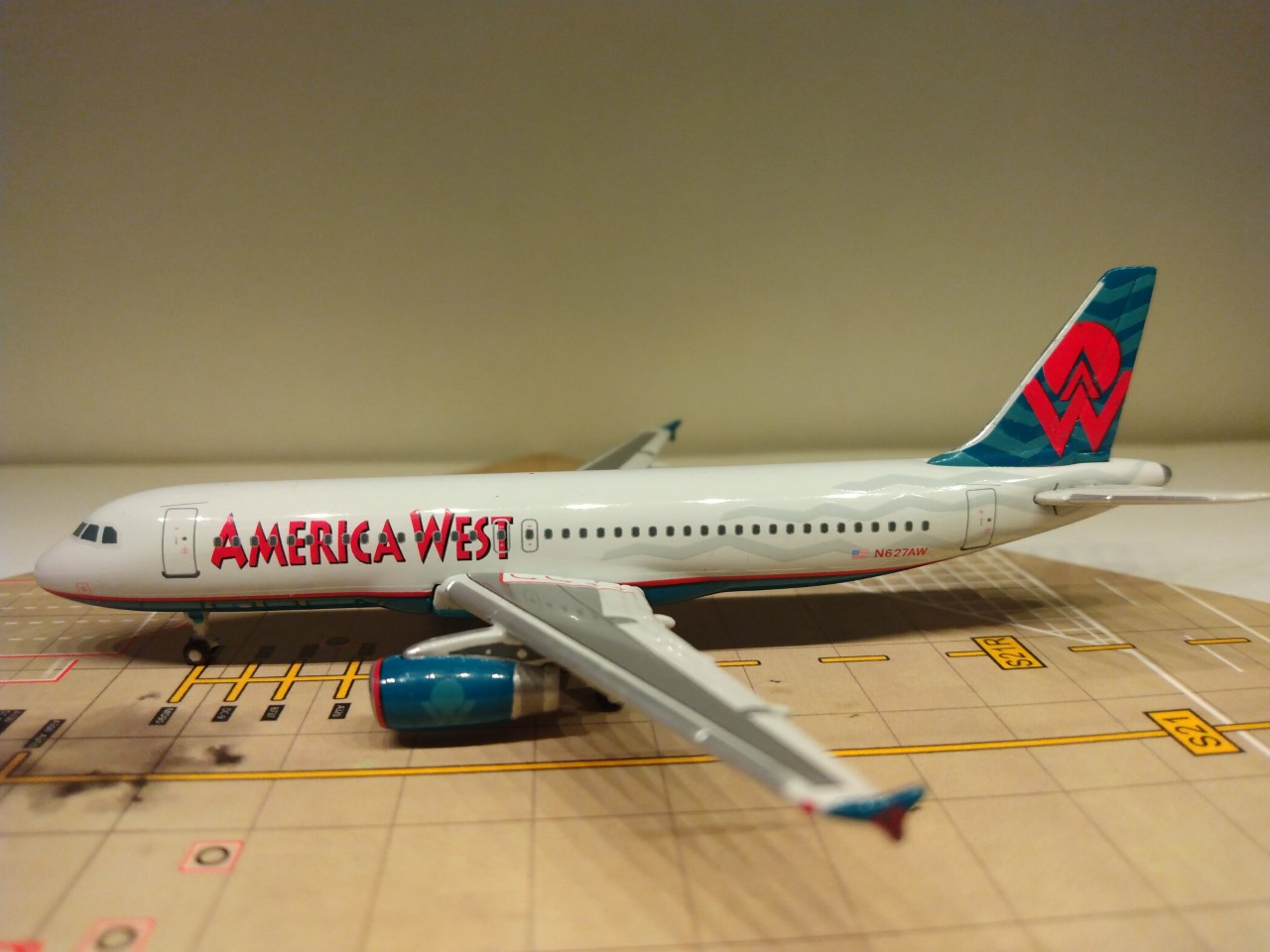 America West A320-232 N627AW L.jpg