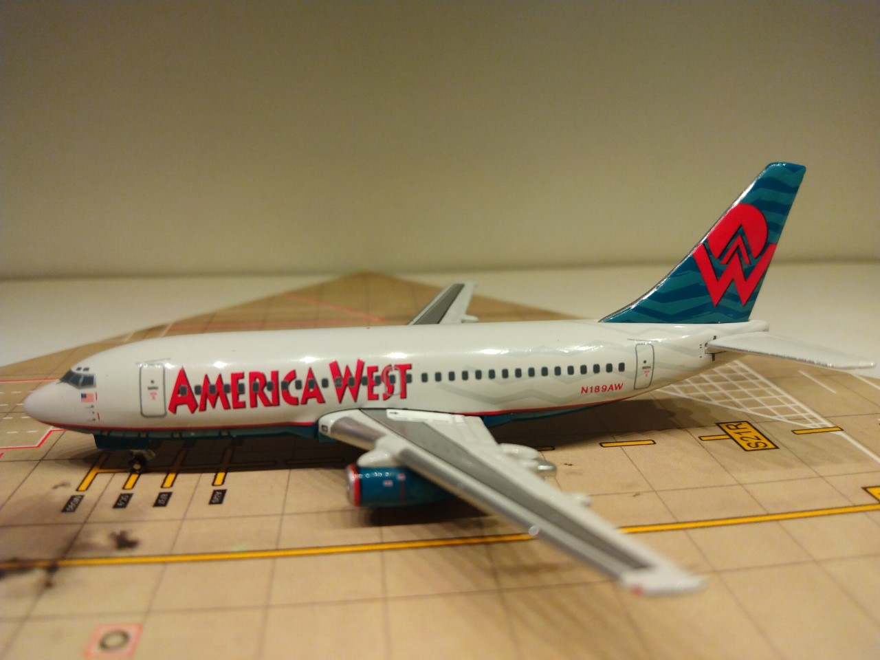 America West B737-200A N189AW L.jpg