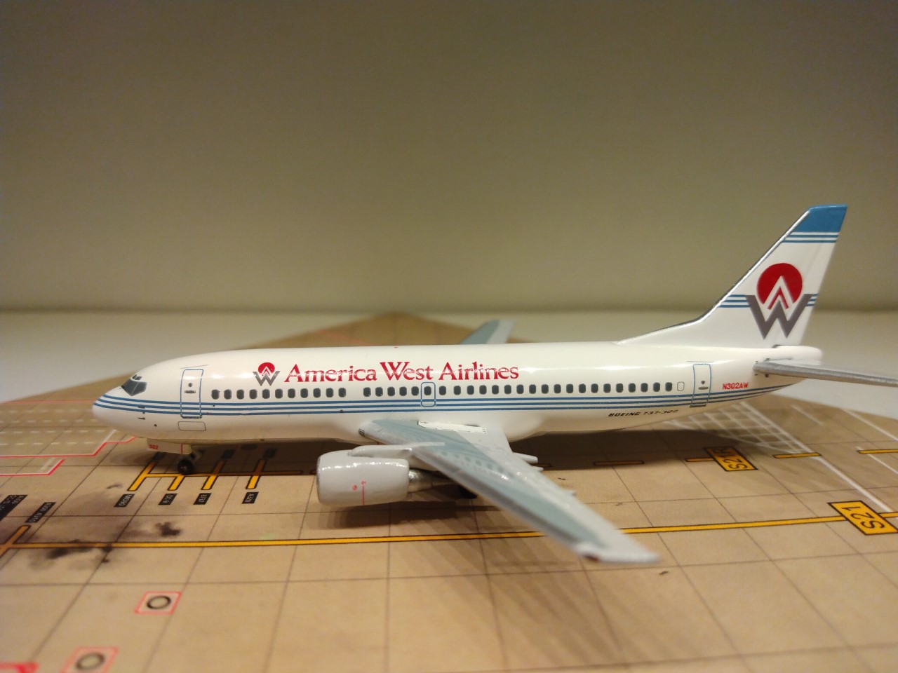 America West B737-300 N302AW L.jpg