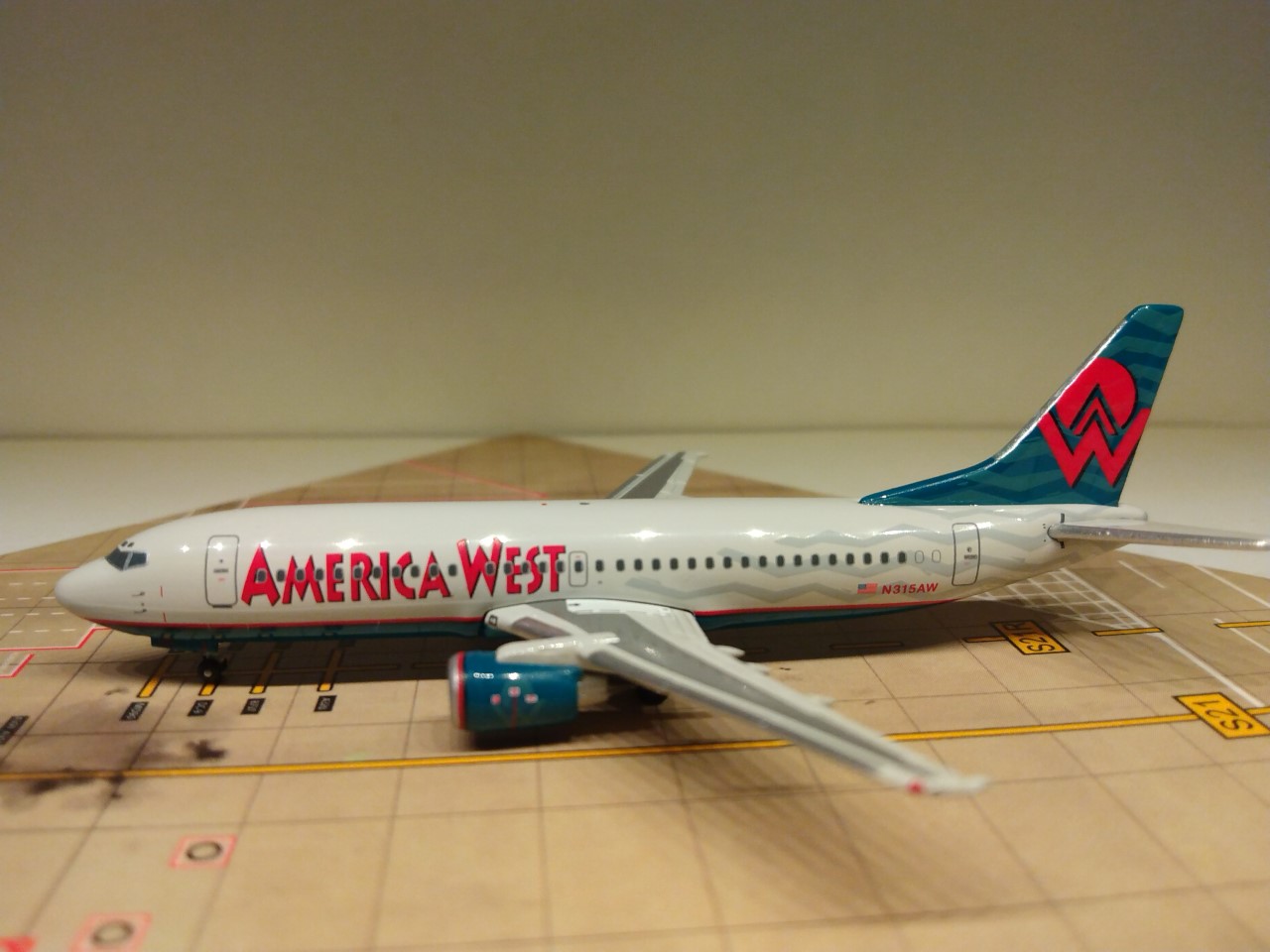 America West B737-300 N315AW L.jpg