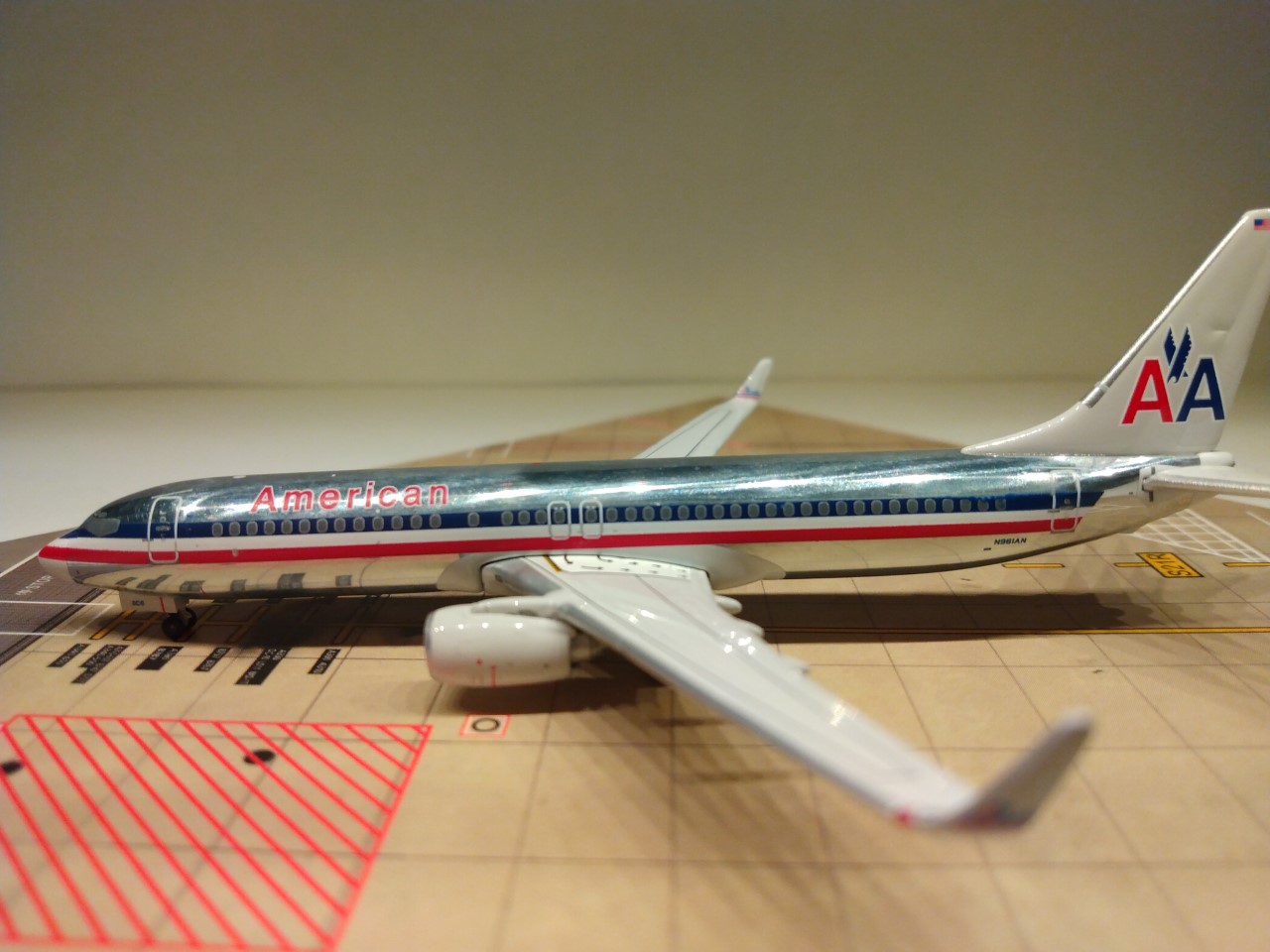 American B737-823WL 1968 N961AN L.jpg