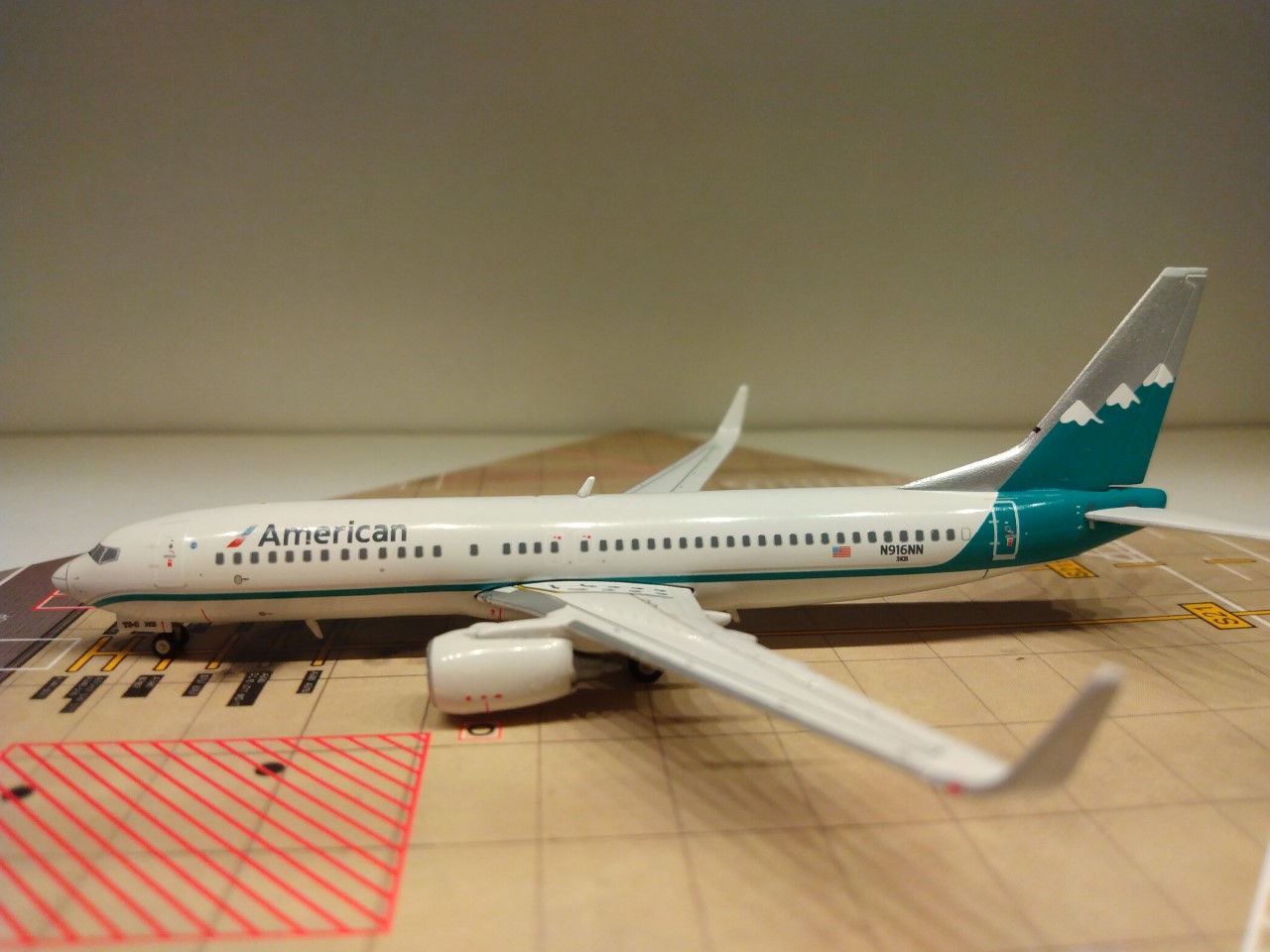 American B737-823WL 2013 N916NN L.jpg