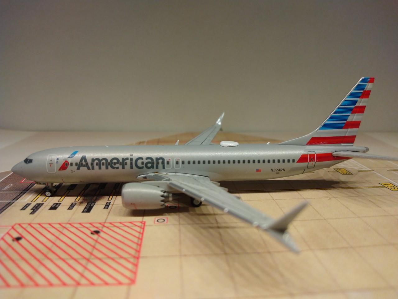 American B737-MAX-8 N324RN L.jpg