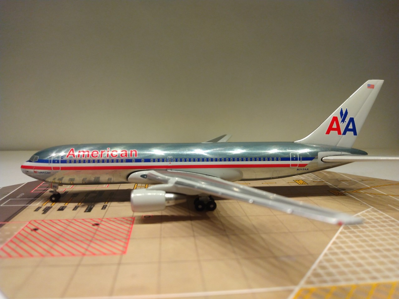 American B767-223  N312AA L.jpg