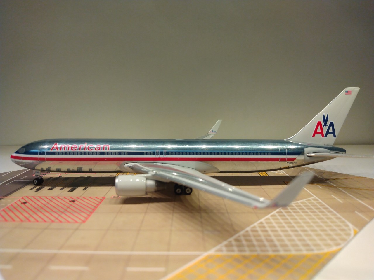 American B767-323ERWL  N399AN L.jpg