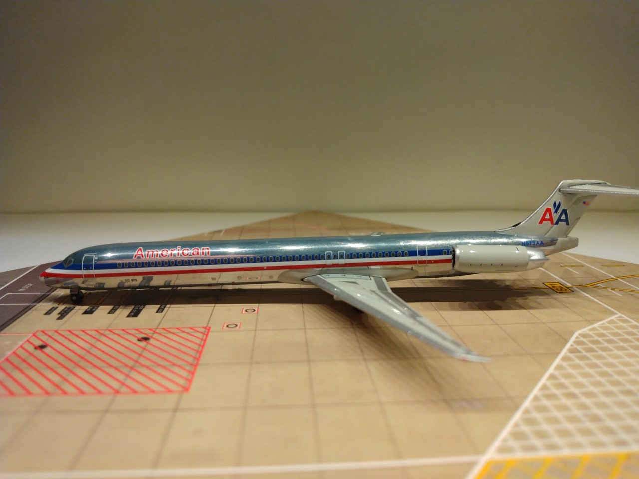 American MD-82 N573AA L.jpg