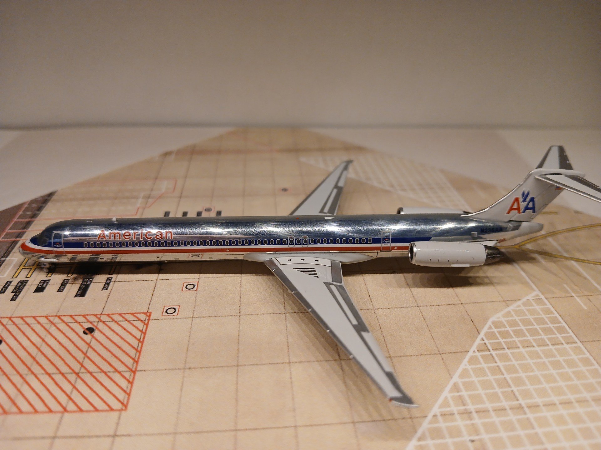 American MD-83 N236AA L.jpg