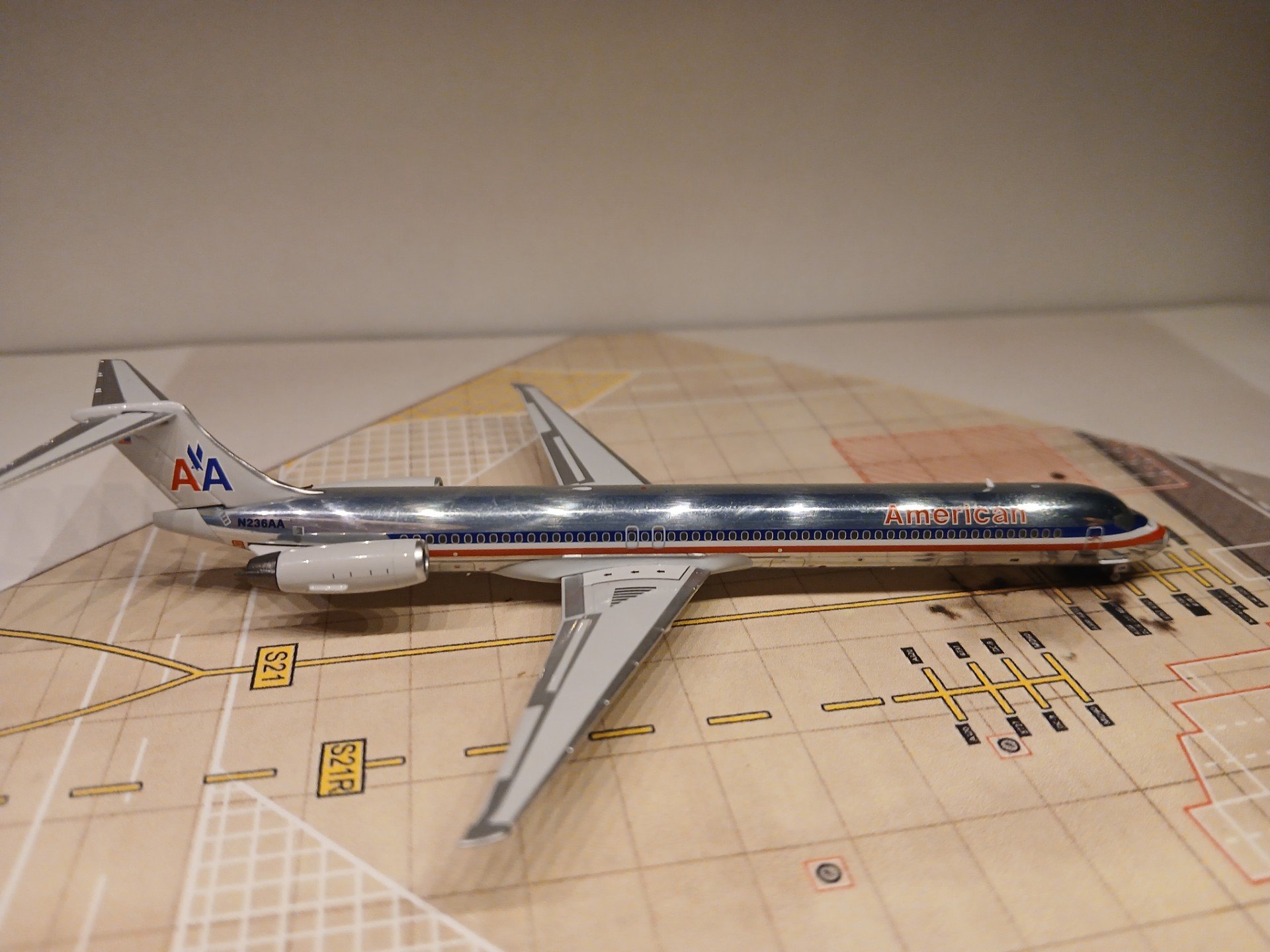 American MD-83 N236AA R.jpg