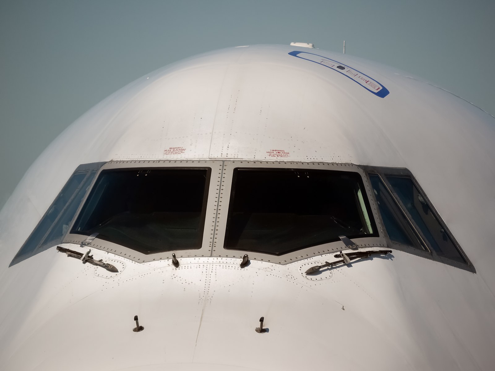 Boeing_747_Jumbo_front_cockpit_windows.jpg