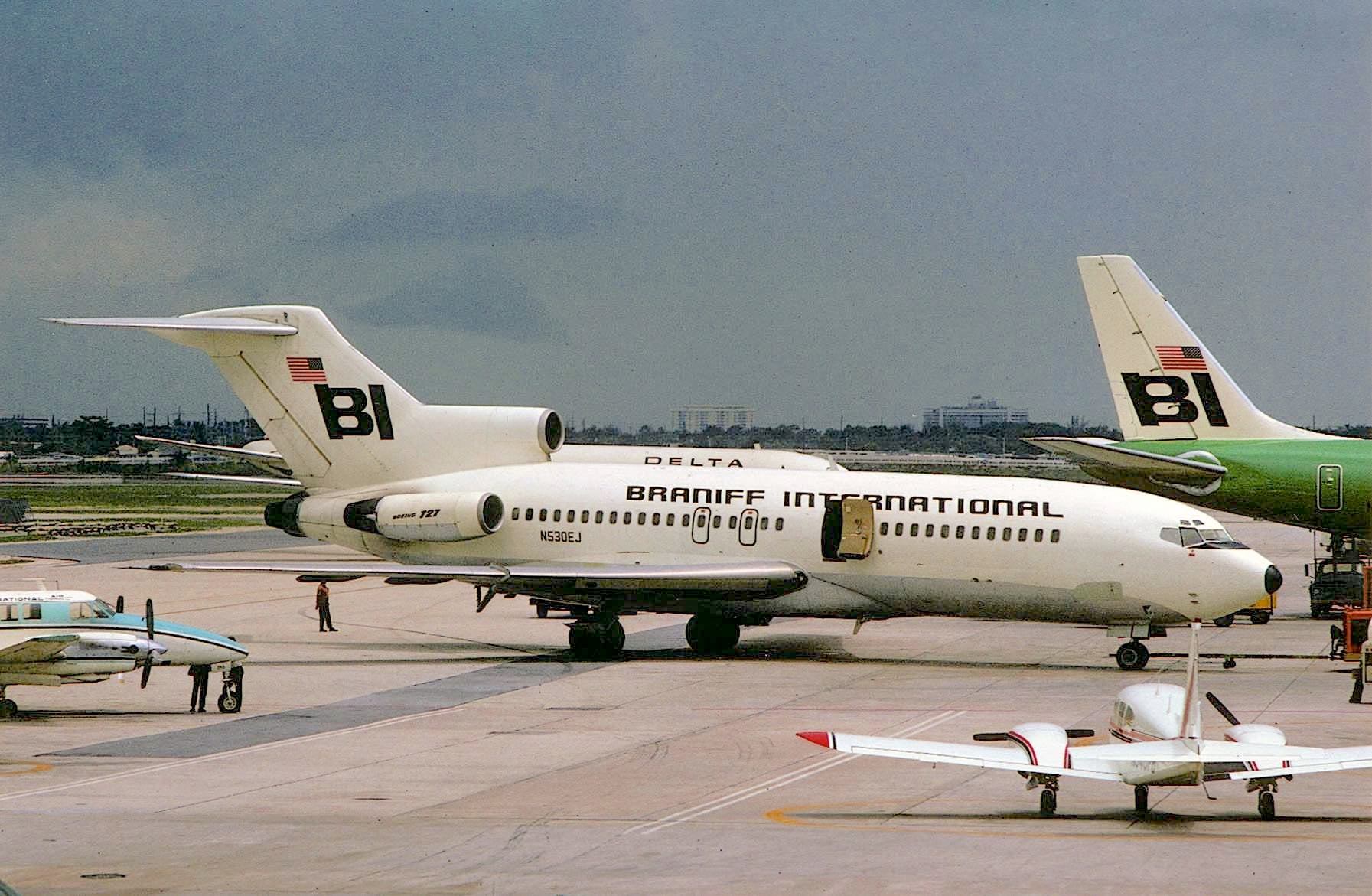 Braniff 727-100 1965 N530EJ.jpg