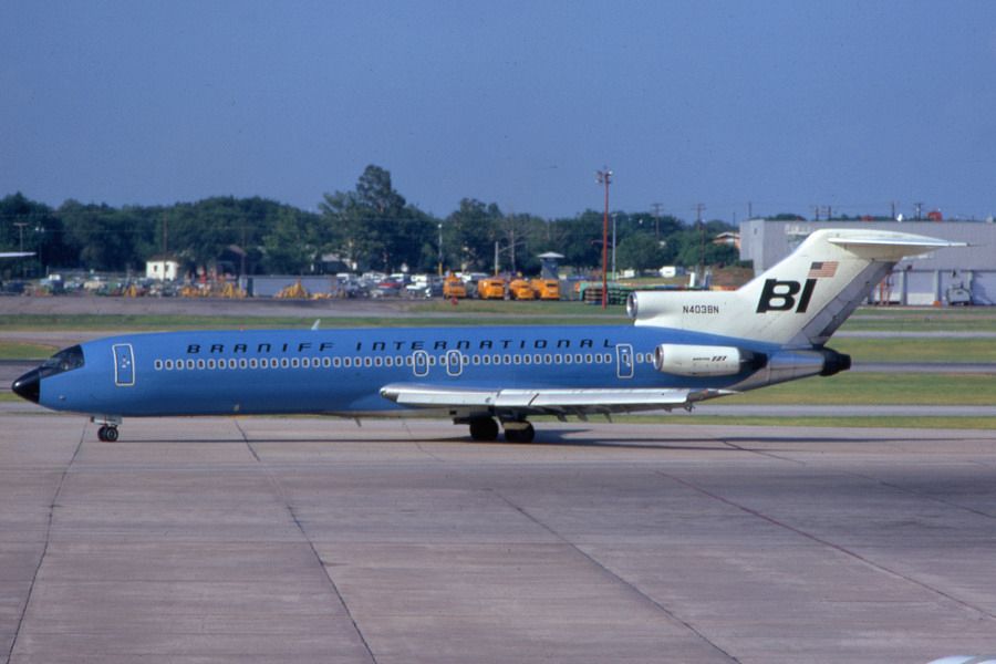 Braniff 727-200 1965 N403BN L.jpg
