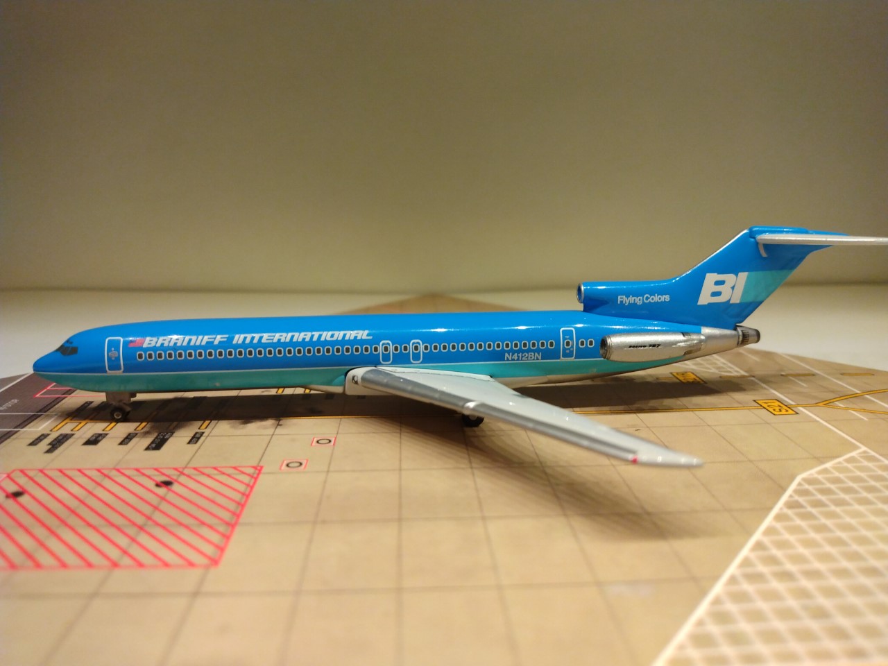 Braniff B727-227A N412BN L.jpg