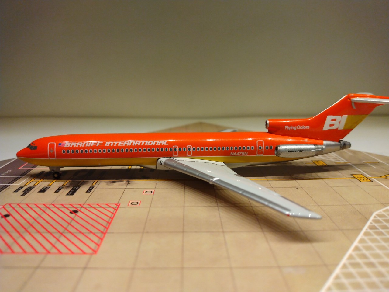 Braniff B727-227A N447BN L.jpg