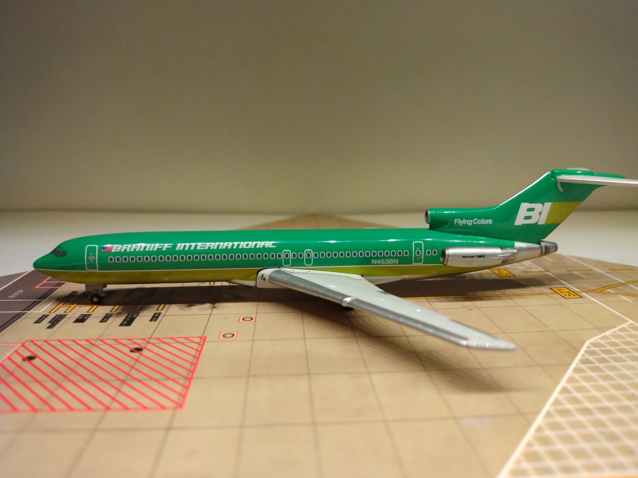 Braniff B727-227A N453BN L.jpg