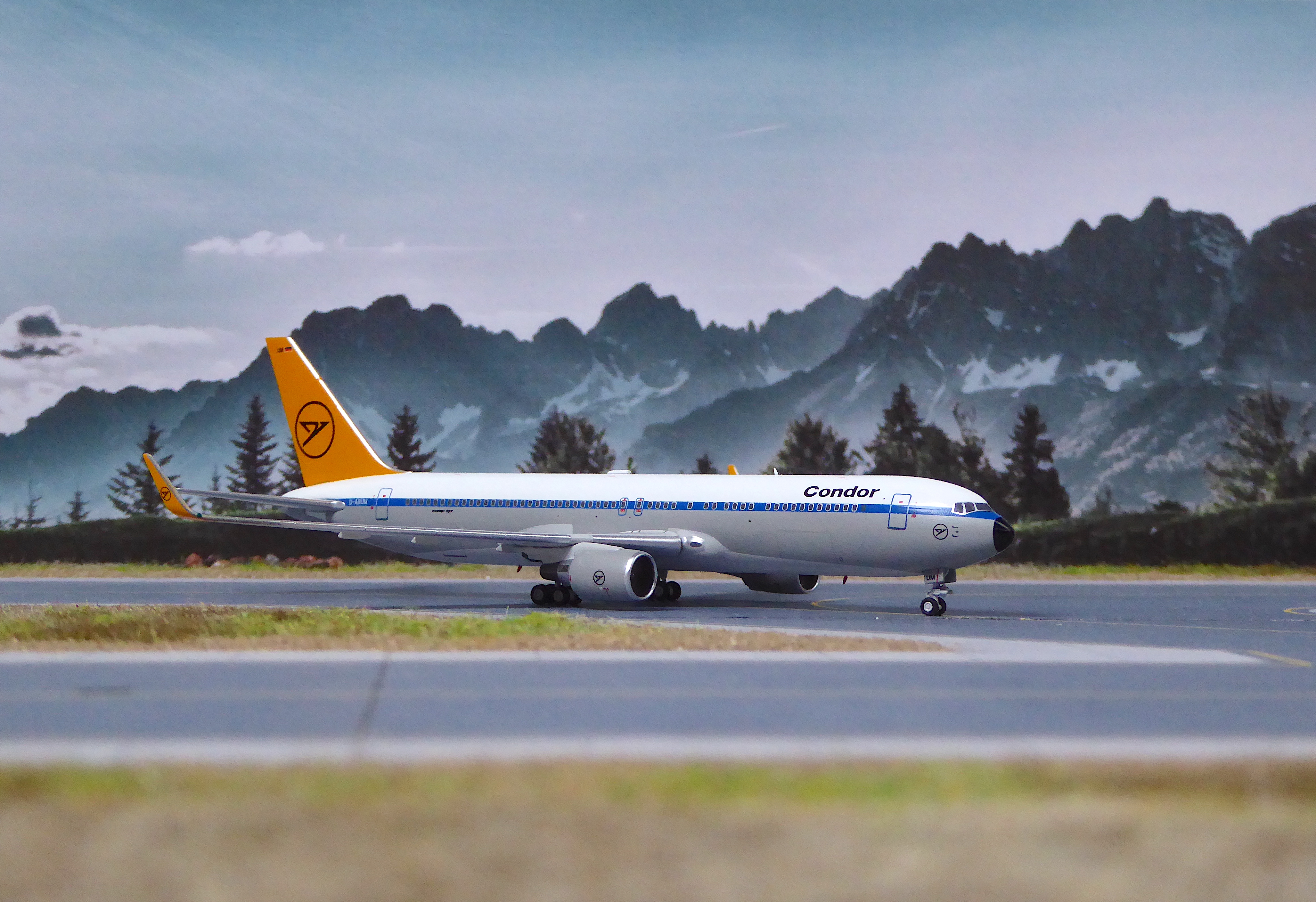 Condor B767-31B D-ABUM_13.JPG