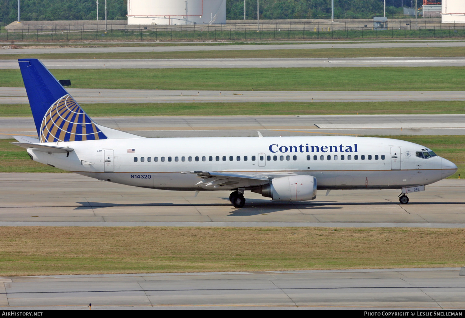 Continental 737-324 1991 N14320.jpg