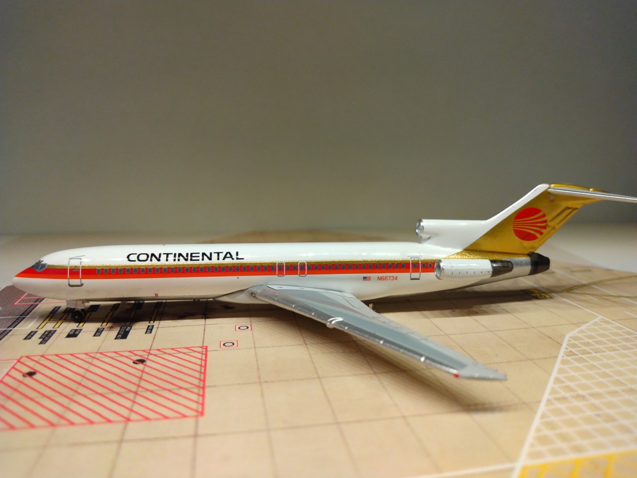 Continental B727-224A N66734 L.jpg