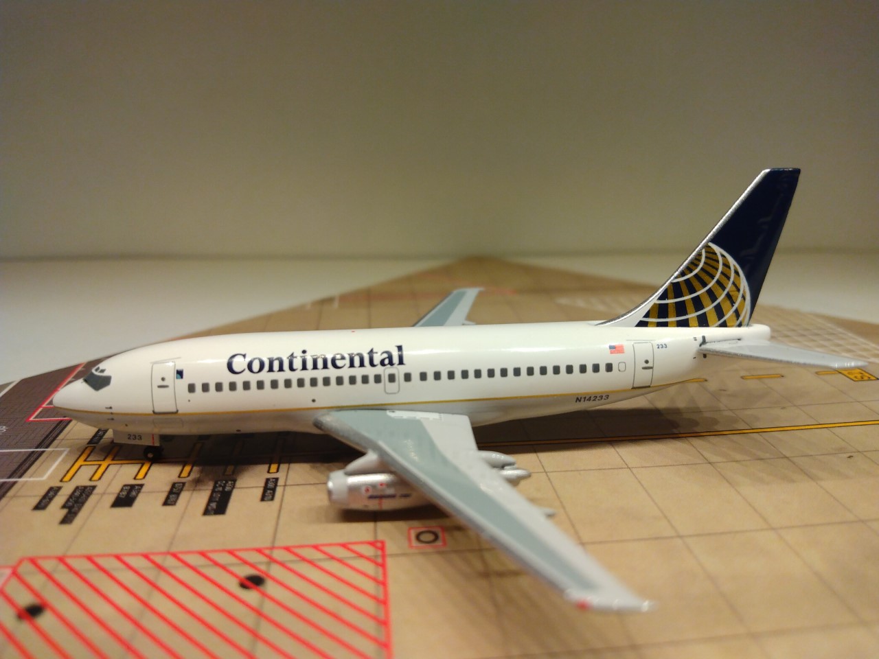 Continental B737-217 N14233 L.jpg