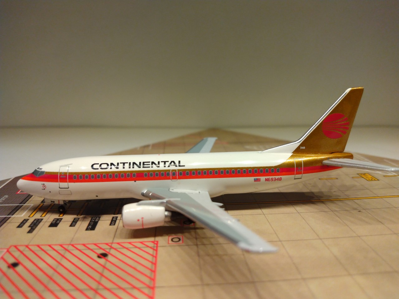 Continental B737-300 N69348 L.jpg