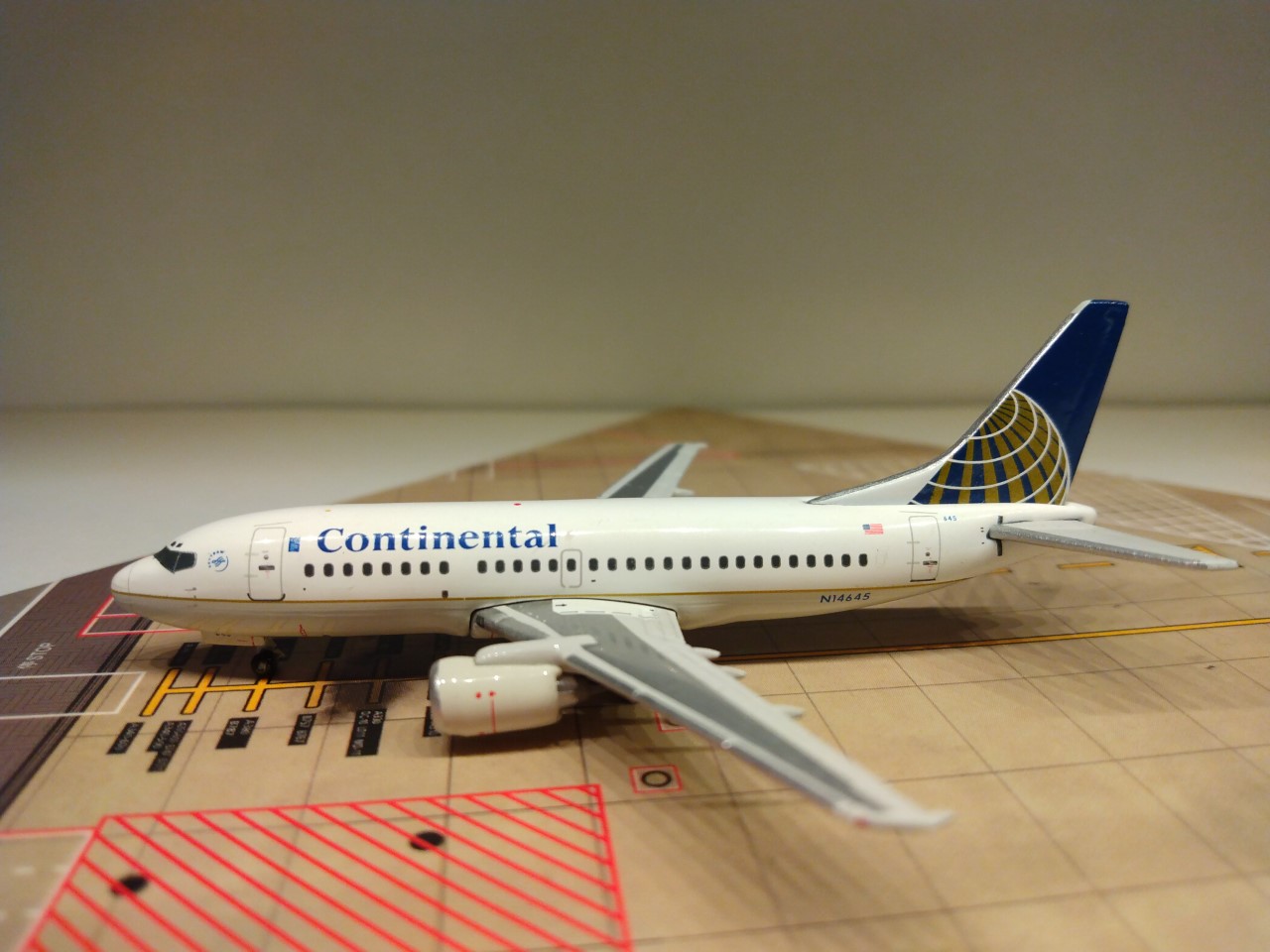 Continental B737-524 N14645 L.jpg