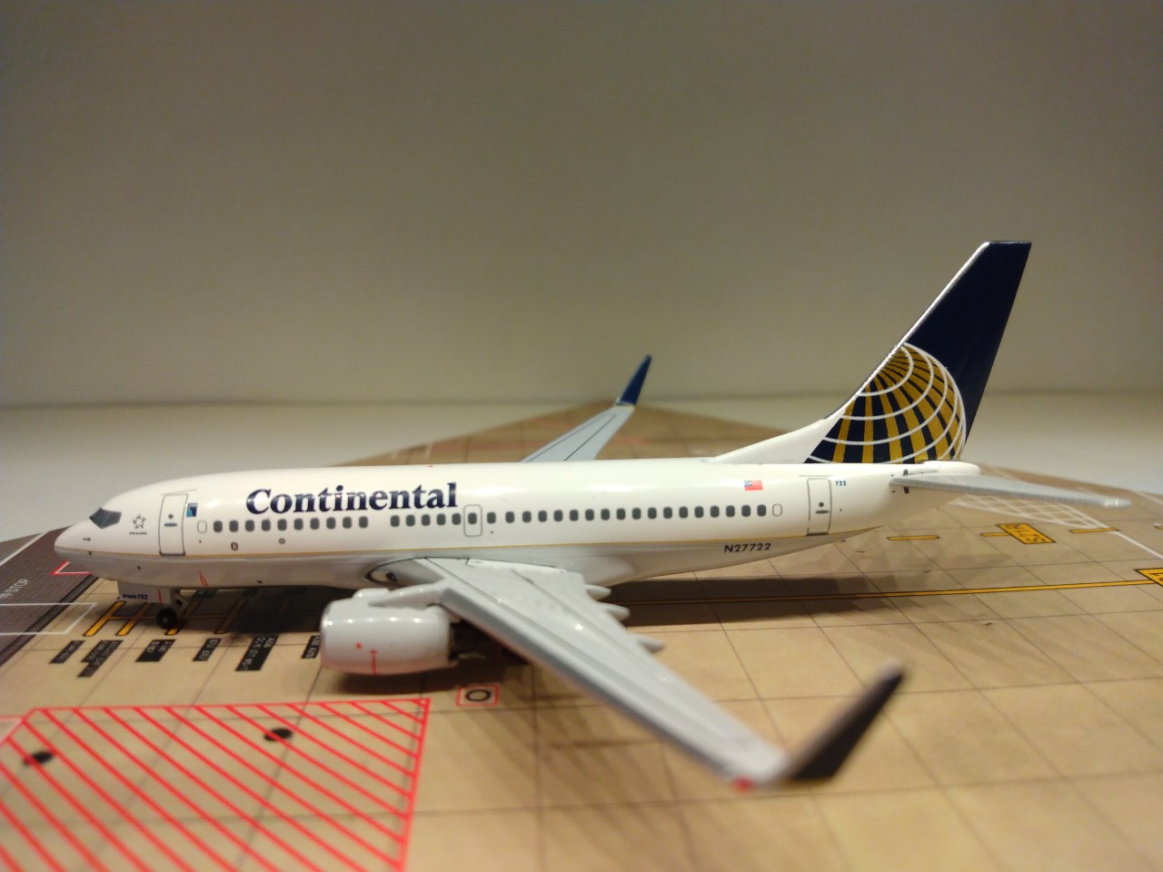 Continental B737-724WL N27722 L.jpg