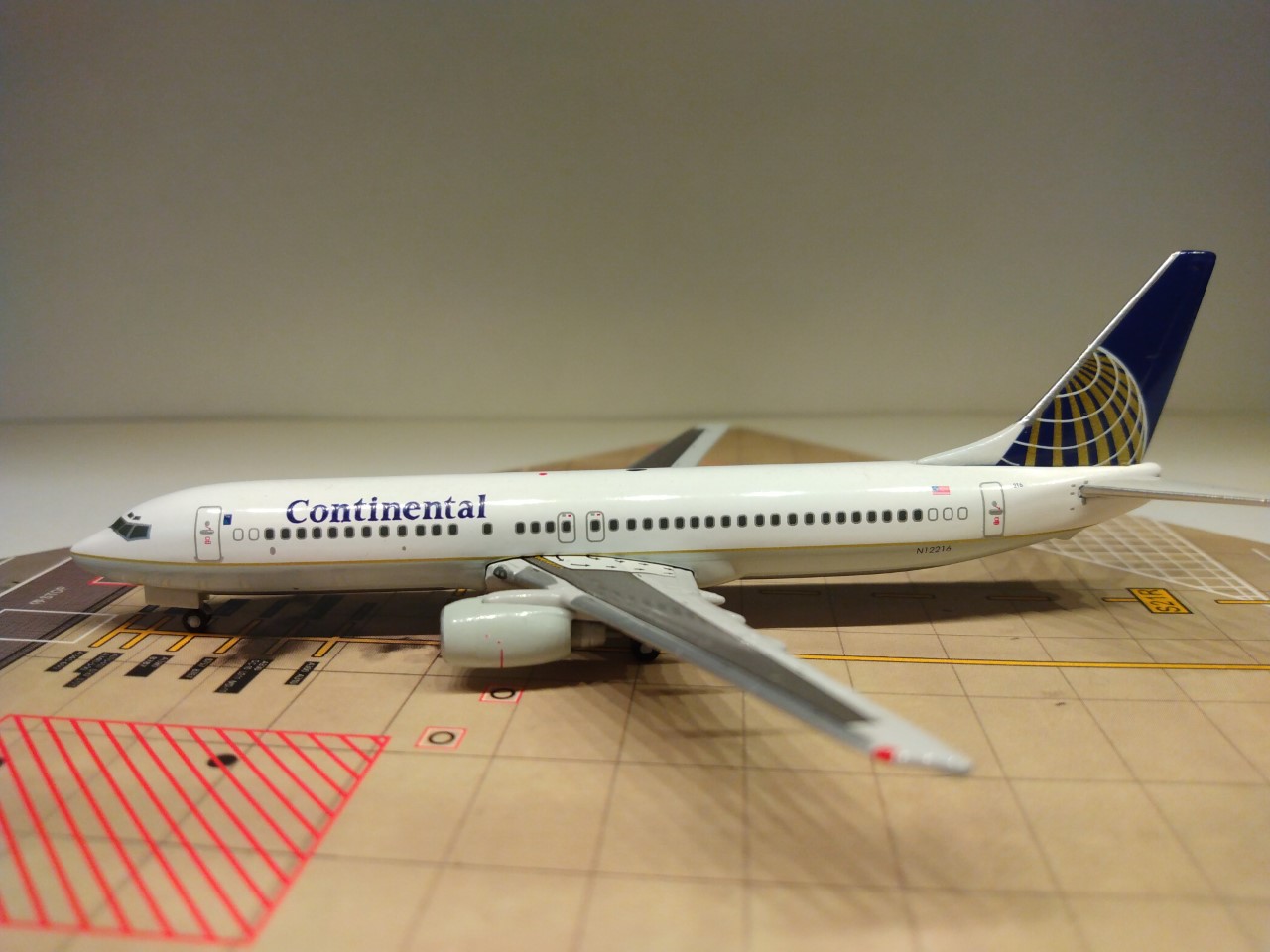 Continental B737-824 N12216 L.jpg