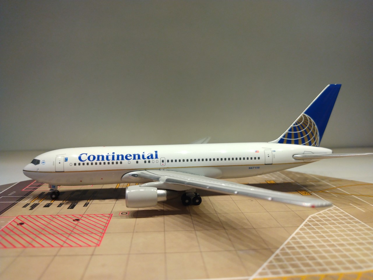 Continental B767-224ER N67158 L.jpg