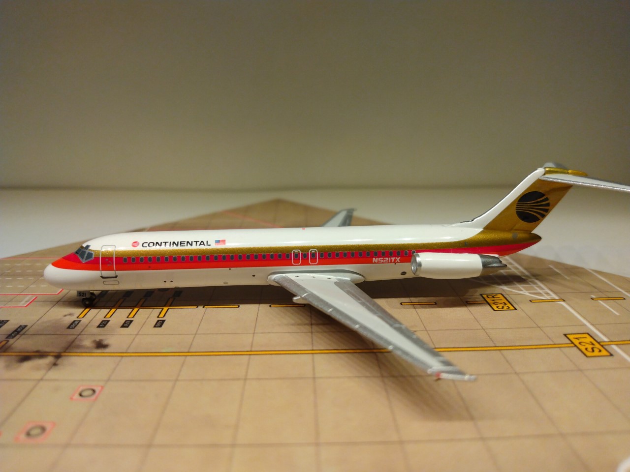 Continental DC-9-32 1968 N521TX L.jpg