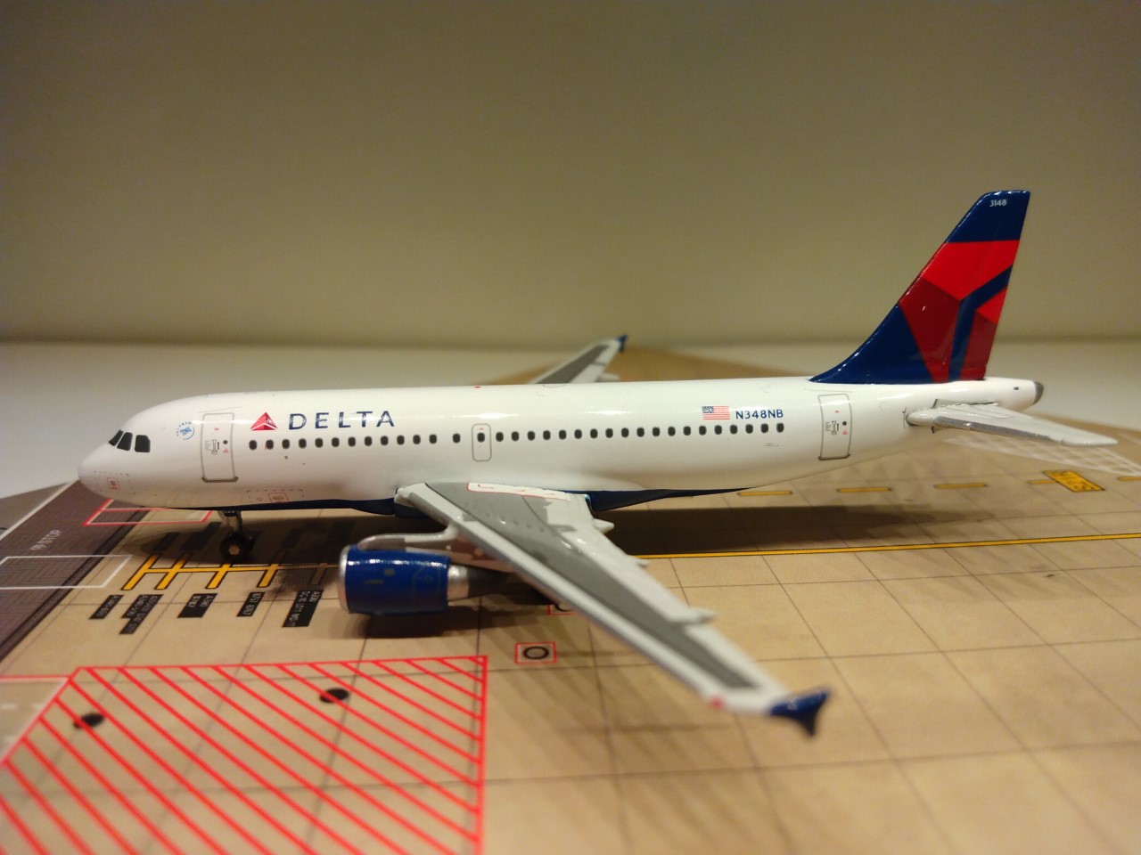 Delta A319-114 N348NB L.jpg