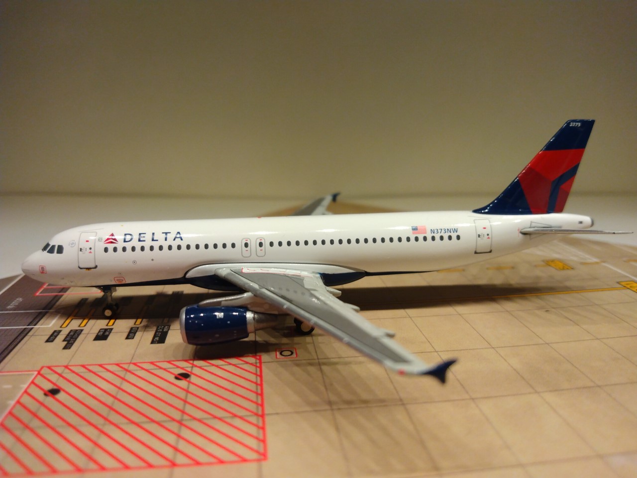 Delta A320-212 N373NW L.jpg