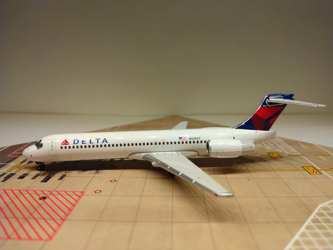 Delta B717-231 N935AT L.jpg