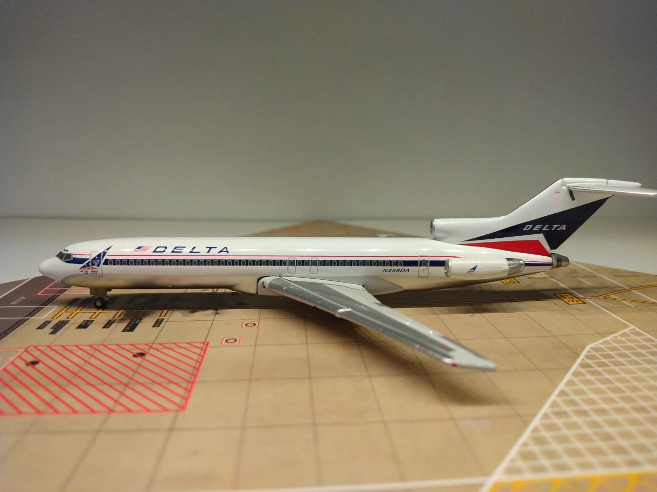 Delta B727-232A N458DA L.jpg