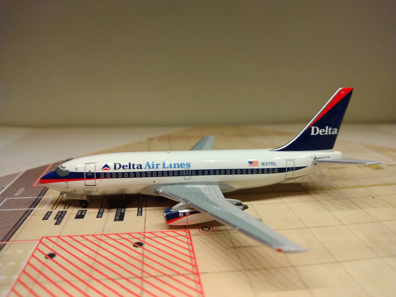 Delta B737-232A 1997 N317DL L.jpg