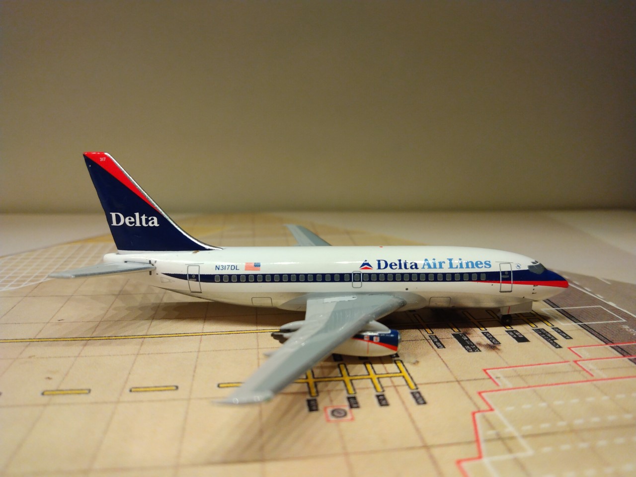 Delta B737-232A 1997 N317DL R.jpg