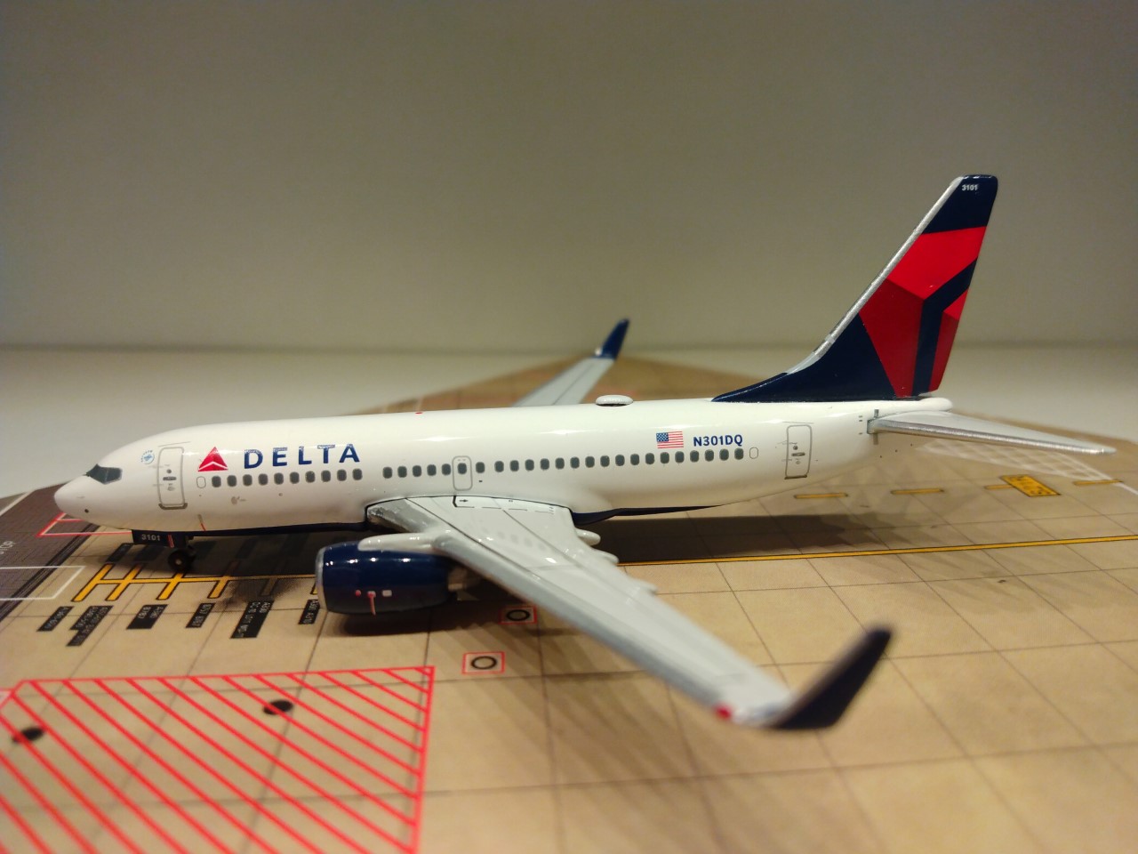 Delta B737-732WL N301DQ L.jpg