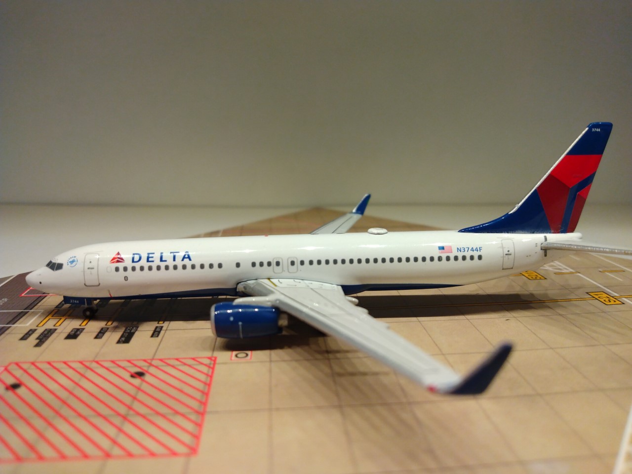 Delta B737-832WL N3744F L.jpg