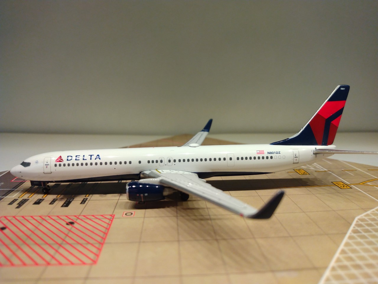 Delta B737-932ERWL N901DZ L.jpg