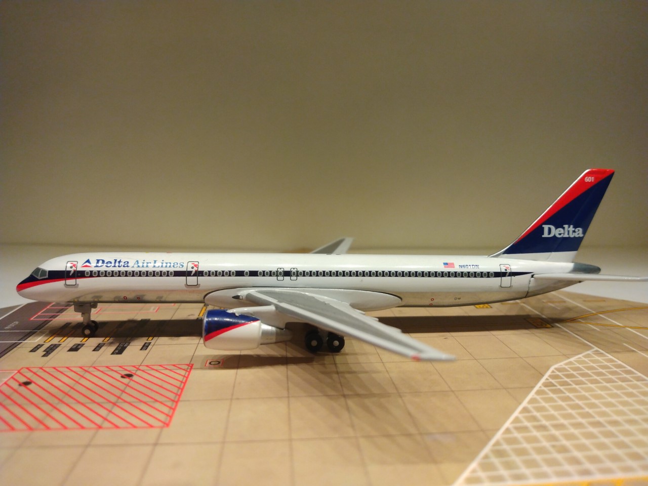 Delta B757-232 1997 N601DN L.jpg