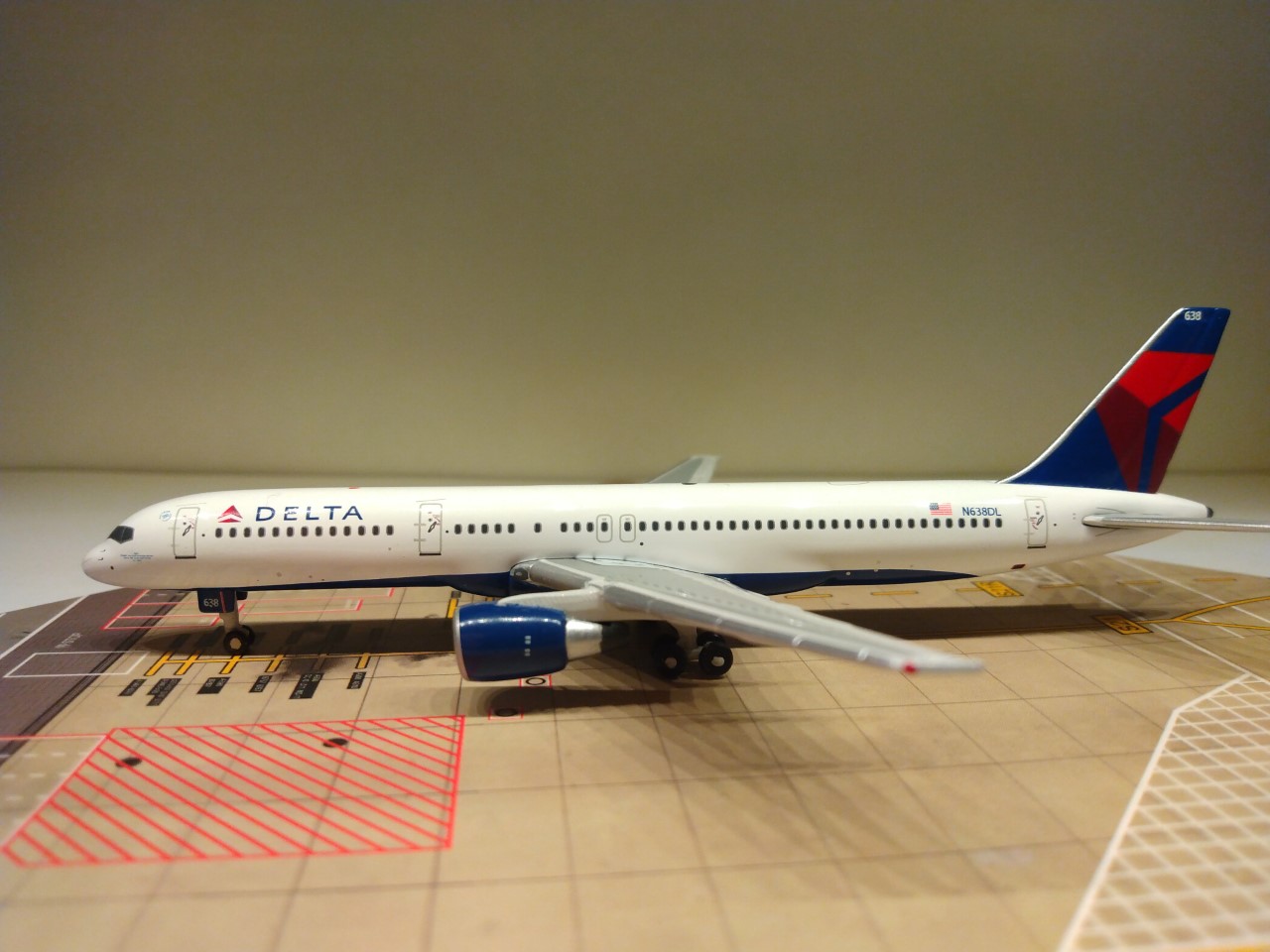 Delta B757-232 2007 N638DL L.jpg