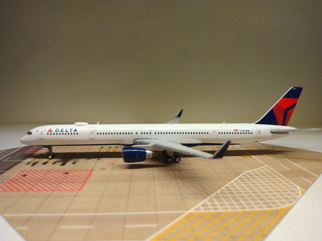 Delta B757-351WL  N586NW L.jpg