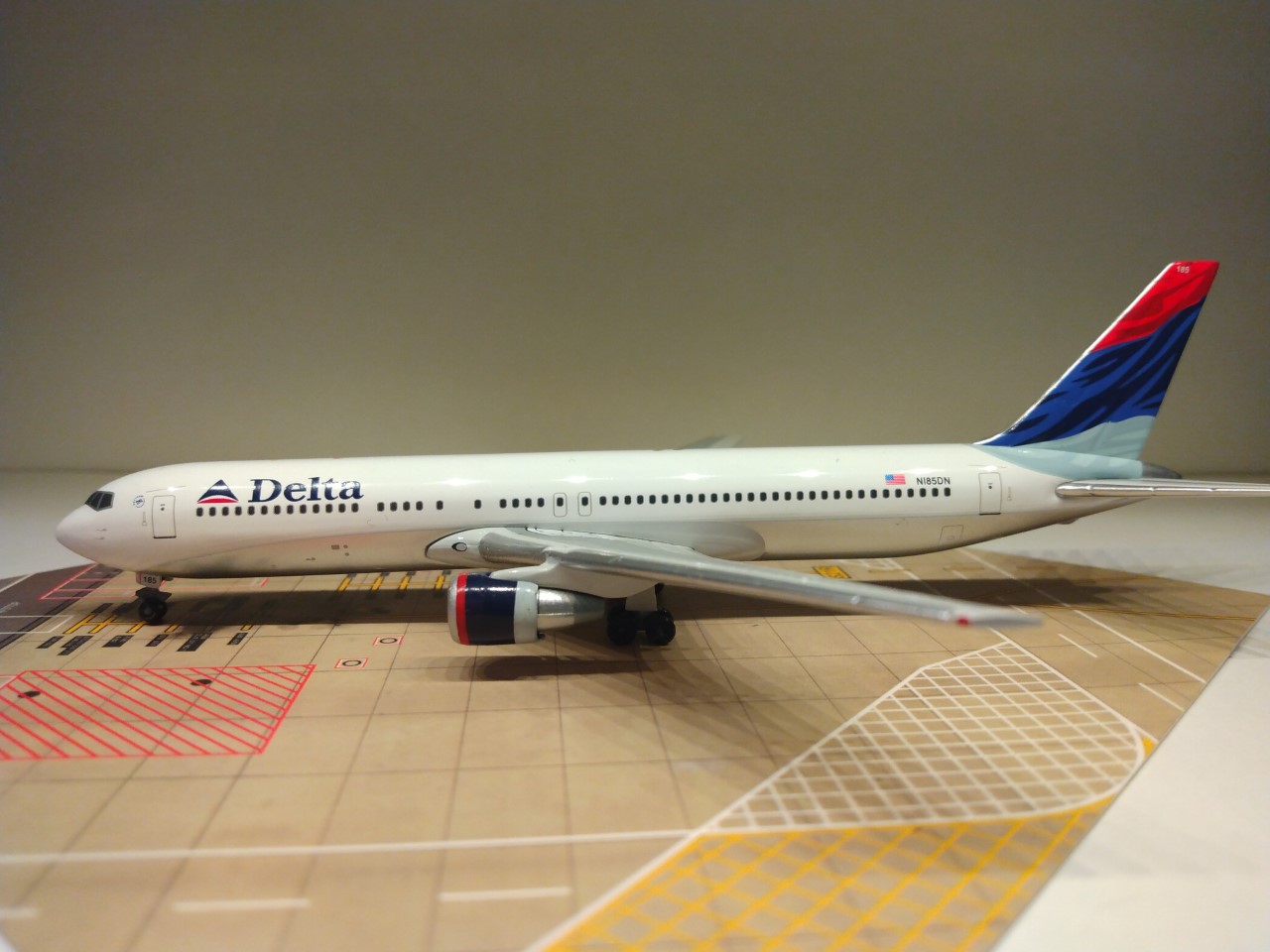 Delta B767-332 2000 N185DN L.jpg