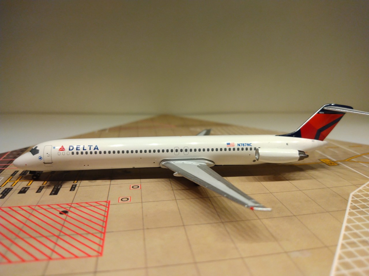 Delta DC-9-51 N787NC L.jpg